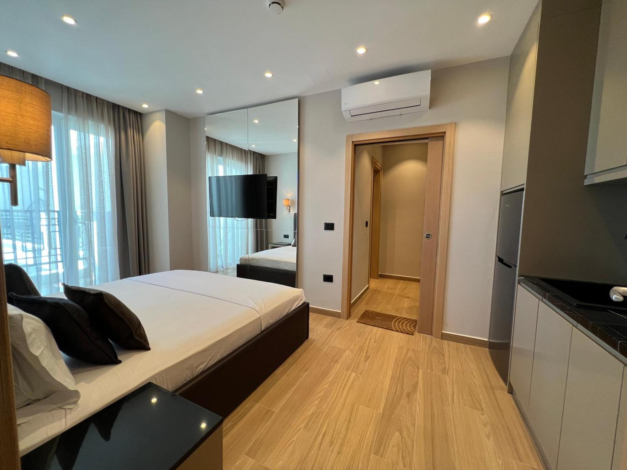 Coastline Luxury Apart Hotel Golem  Exterior photo